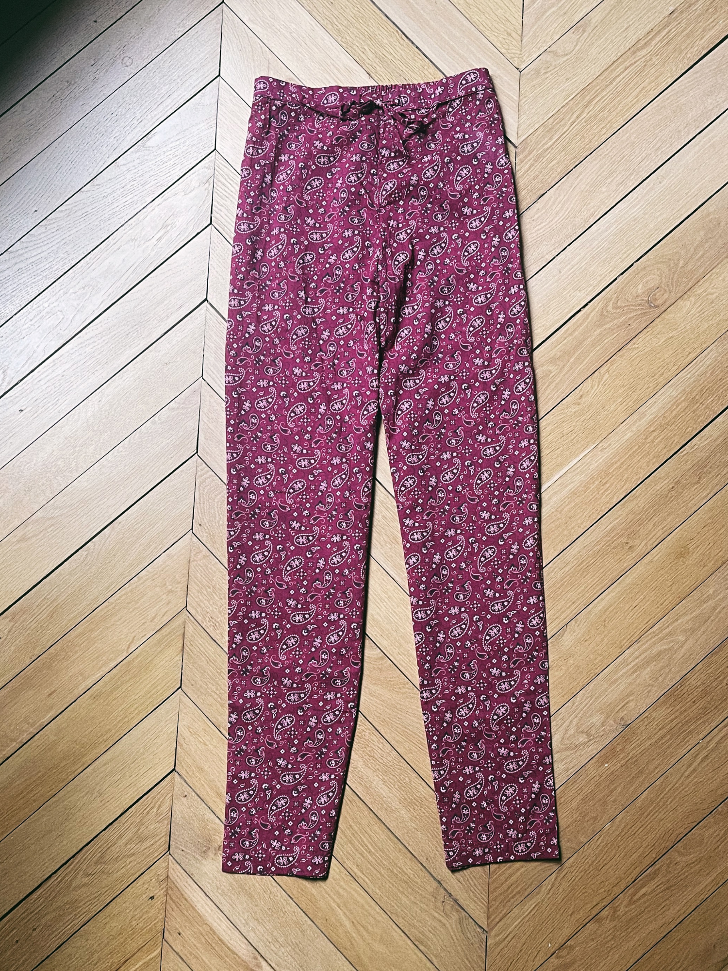 Adèle sleeps in a burgundy bandana pyjama